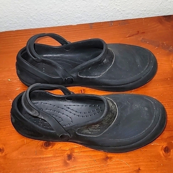CROCS  WOMEN'S  LOW BACK CLOGS SHOES IN BLACK  SZ 7 - Picture 1 of 10